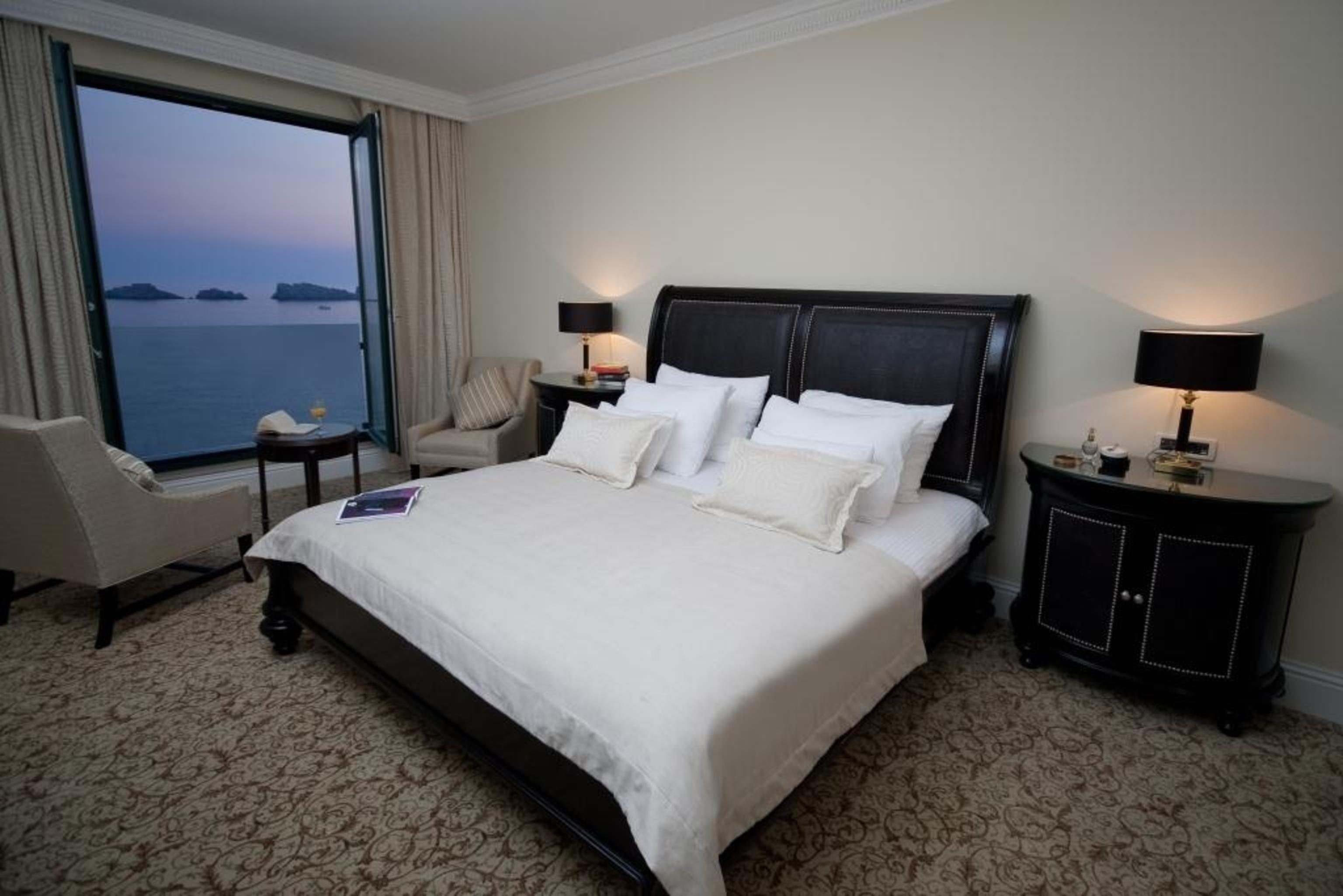 Royal Princess Hotel Dubrovník Exteriér fotografie A bedroom at the hotel