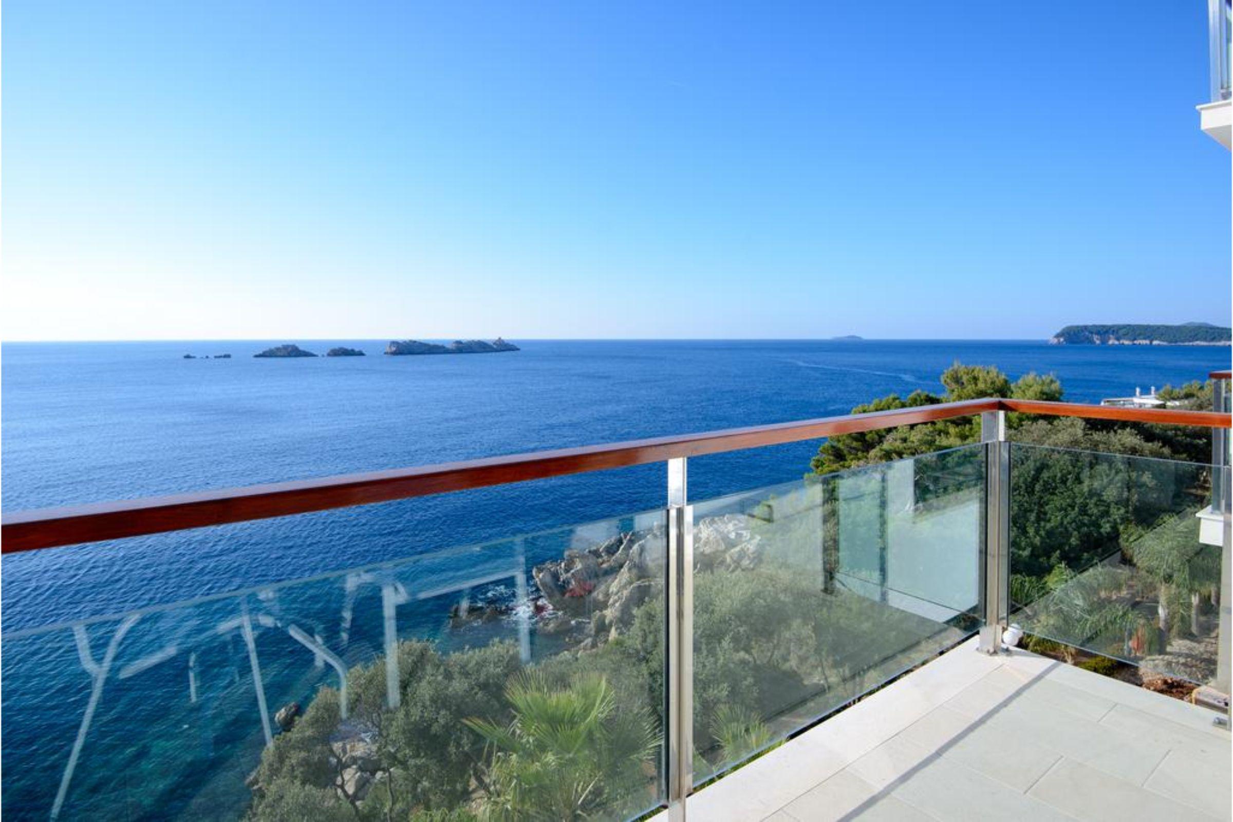 Royal Princess Hotel Dubrovník Exteriér fotografie A glass balustrade