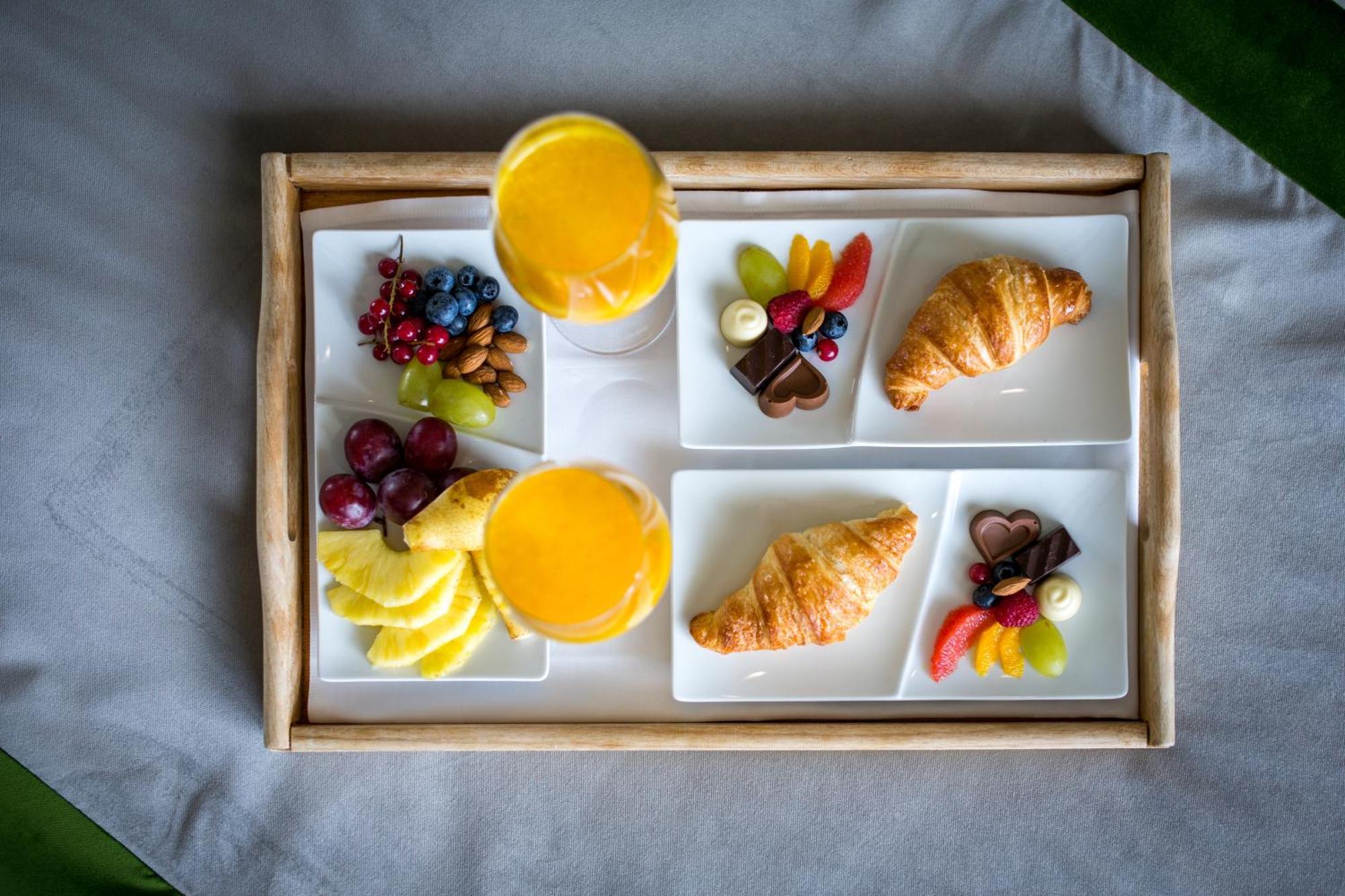 Royal Princess Hotel Dubrovník Exteriér fotografie A breakfast tray