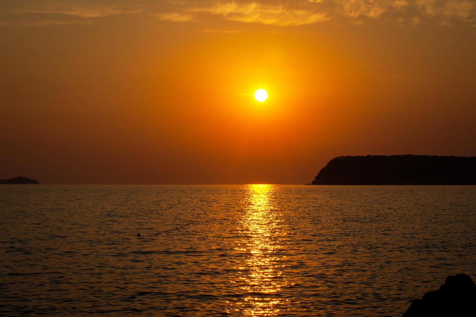 Royal Princess Hotel Dubrovník Exteriér fotografie Sunset over the Gulf of Policastro