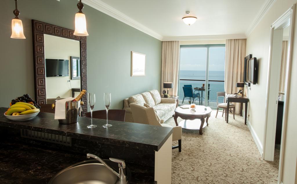 Royal Princess Hotel Dubrovník Pokoj fotografie A typical suite at the Hilton San Diego Bayfront